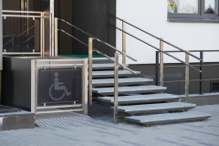 Living house entrance equipped with special lifting platform for wheelchair users